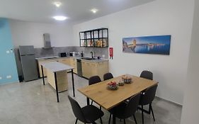 Deggies Apartments - Spacious, Modern Apartment!